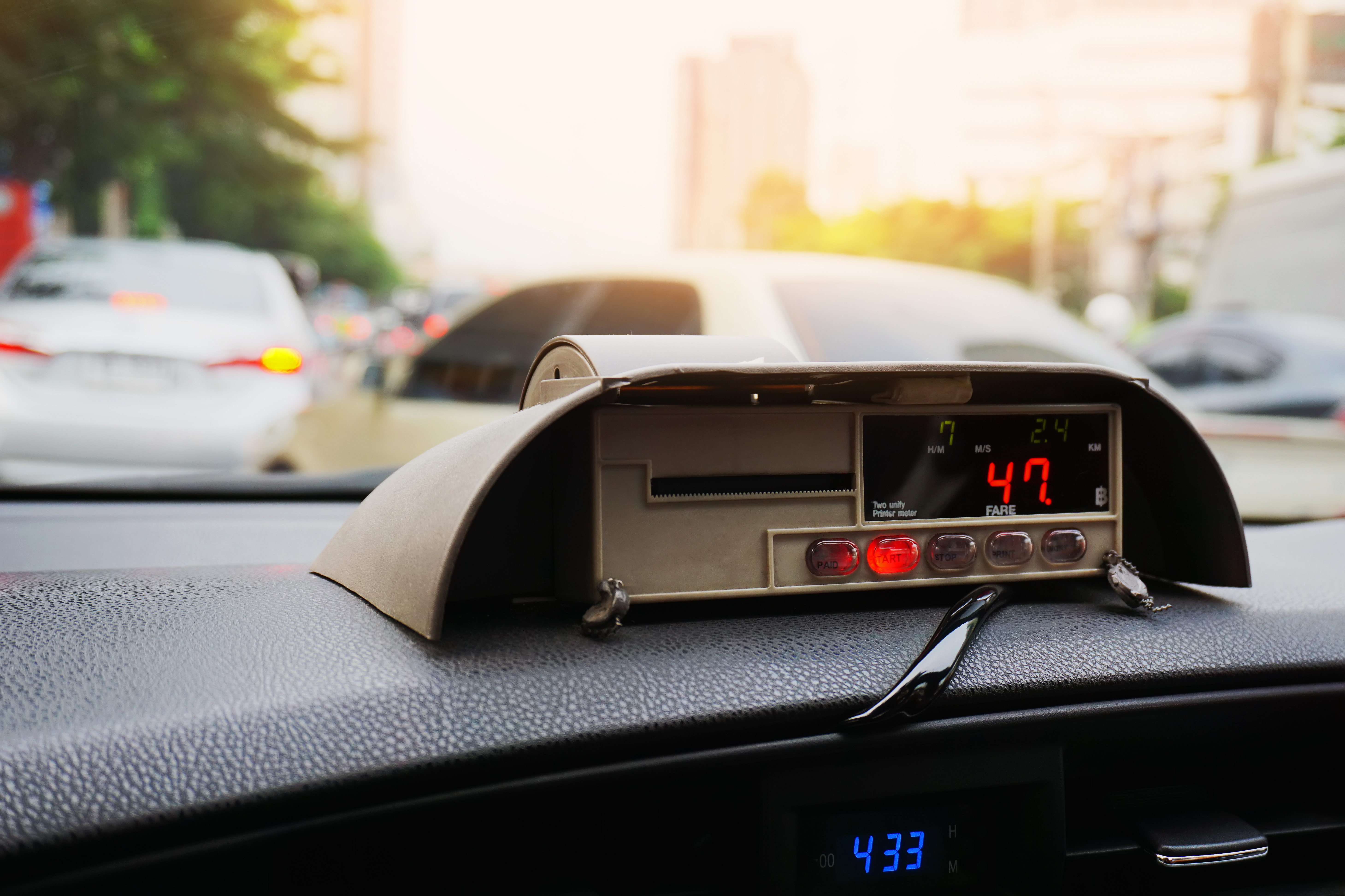 タクシーメーターの仕組みとは？料金システムについても解説